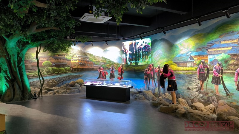 如何利用展覽館設計來展示社會問題和人文關懷的主題？